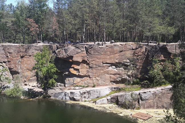 Гранитные скалы в Коростышеве